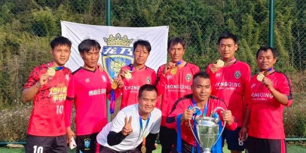 kaiyun-养牛、巡边、踢足球，他一样不差！