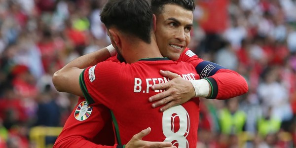 英媒：B费夏季拒绝三家沙特球队招揽，并婉拒C罗亲自邀请