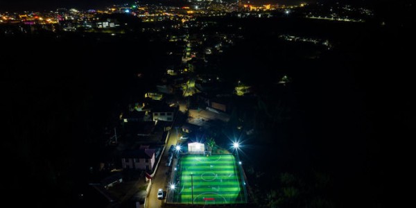 kaiyun-养牛、巡边、踢足球，他一样不差！