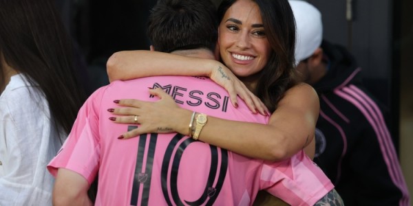 开云-梅西：我不太善于表达情感，会给安东内拉准备花 还记得初吻